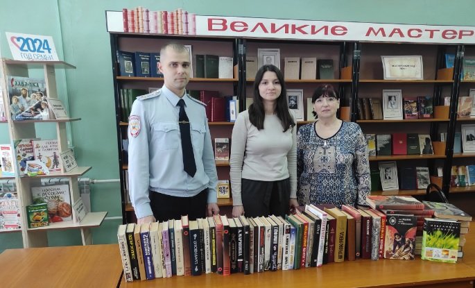В Касимове сотрудники полиции и общественники передали книги местной библиотеке